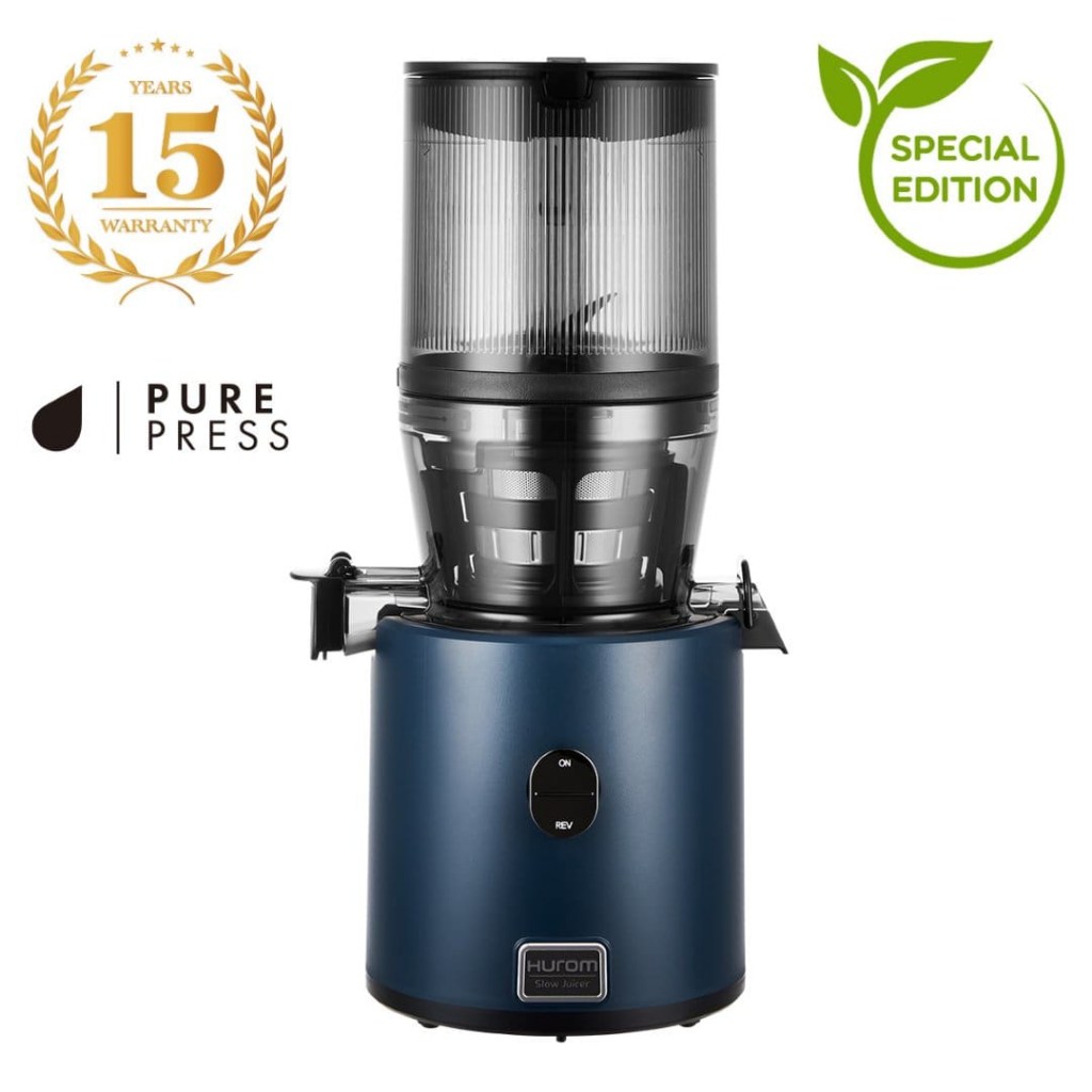 Hurom H330P вертикална сокоизстисквачка в елегантен тъмно син цвят.